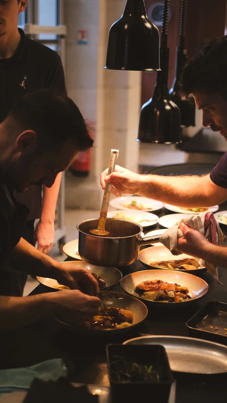 Wine You Want — dressage des assiettes en cuisine par la brigade