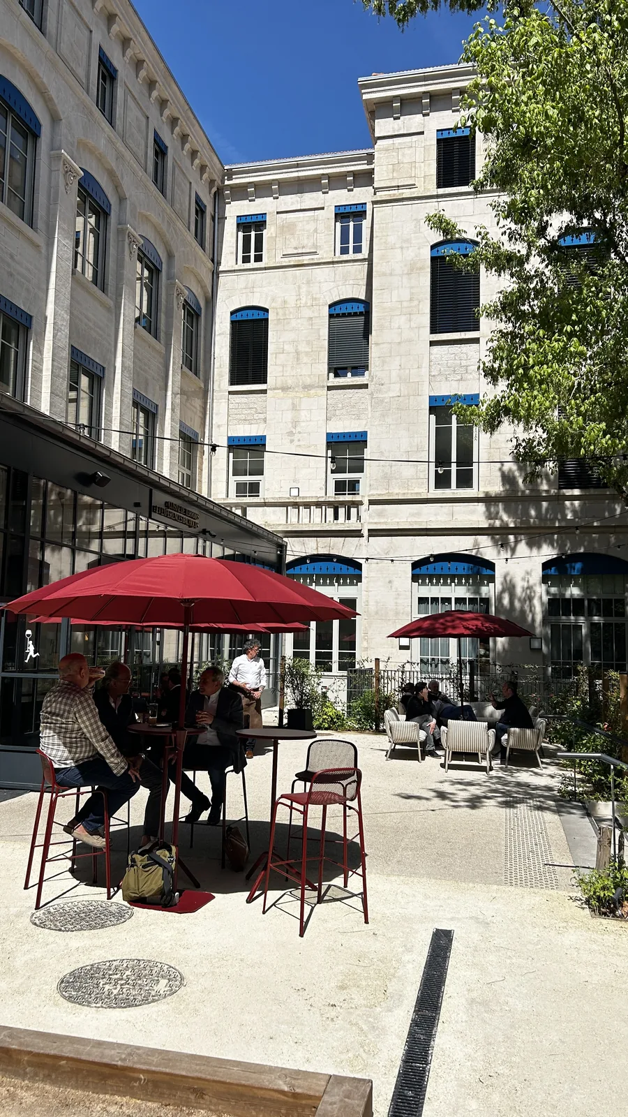Wine You Want — façade et terrasse extérieure