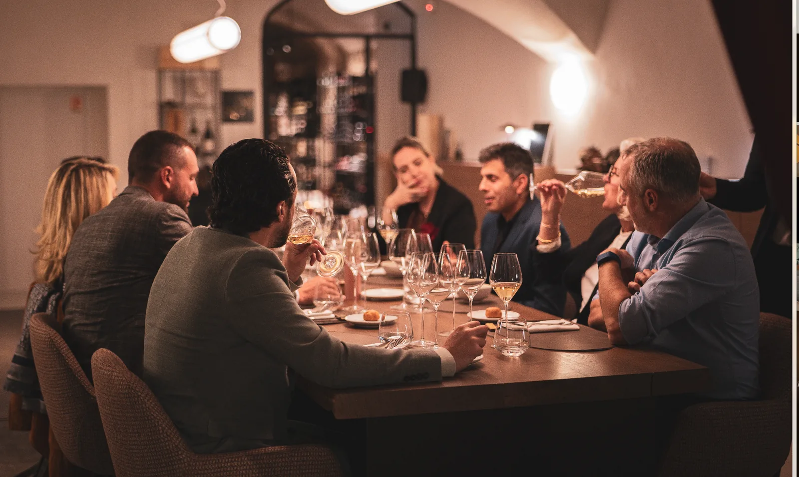 Le Caveau voûté de Wine You Want dressé pour un dîner privé