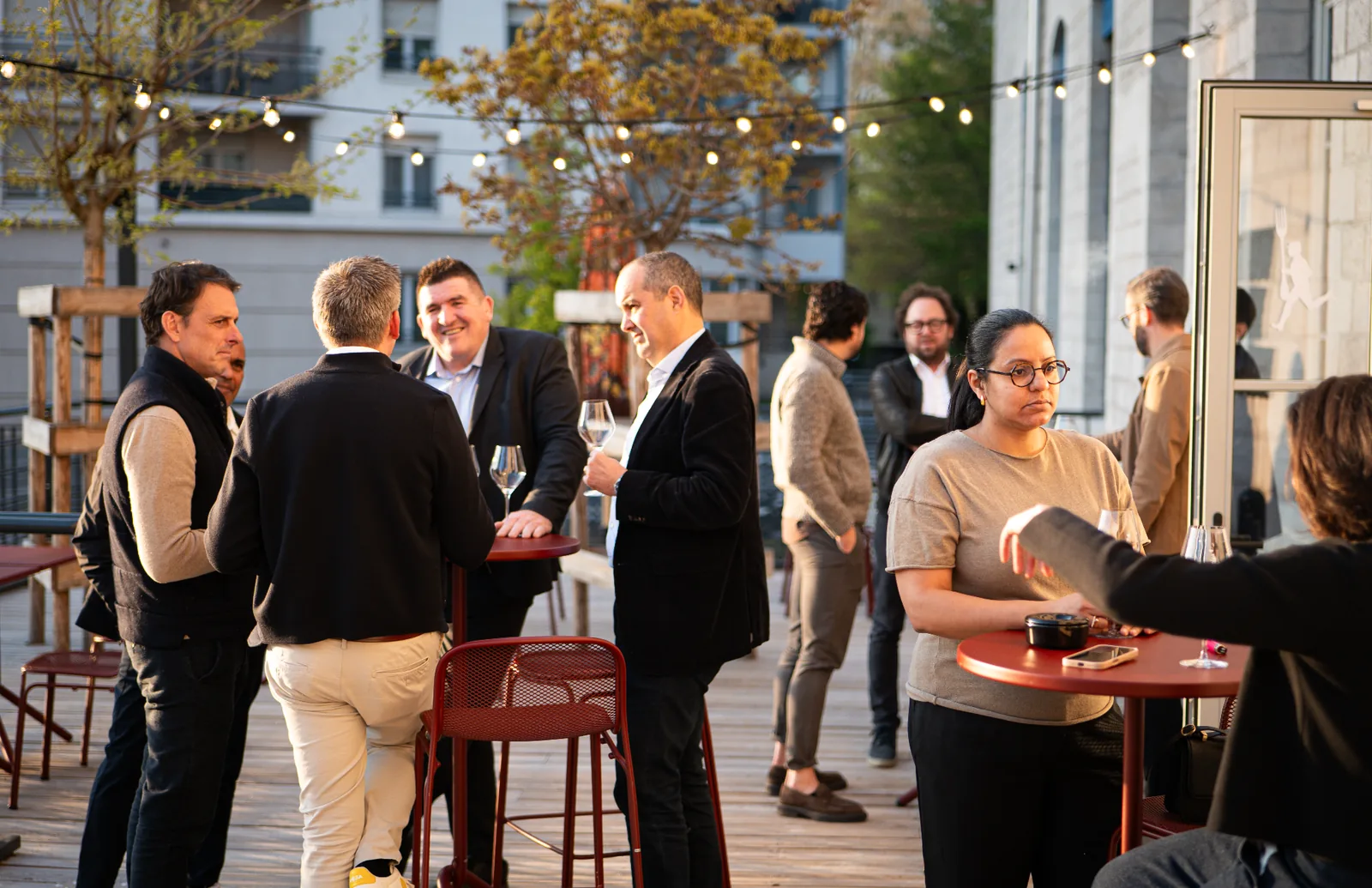Terrasse de Wine You Want en bord de Saône